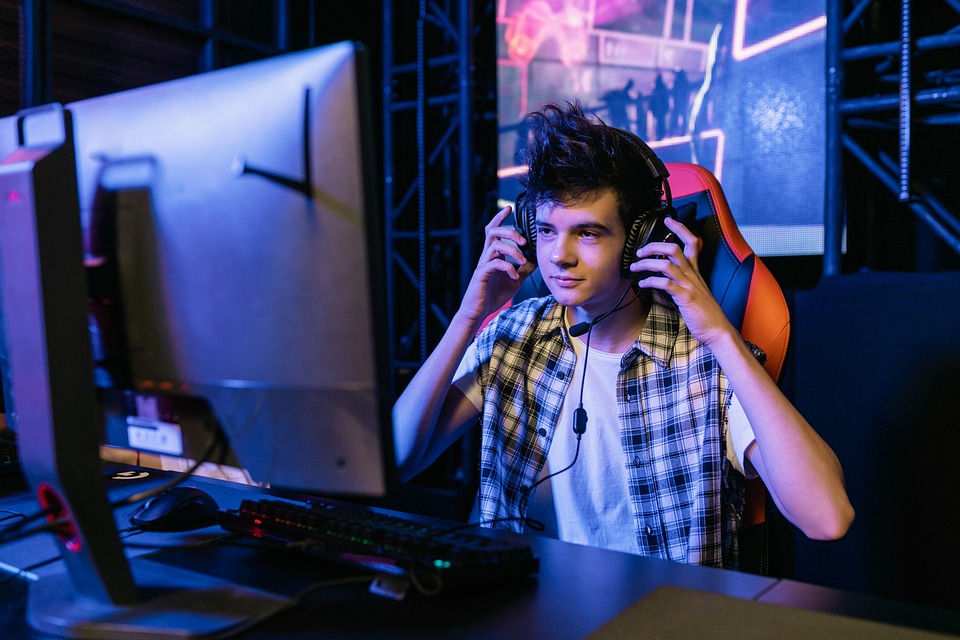 Genrebild över en kille som spelar spel på sin dator. Teknologisk infrastruktur