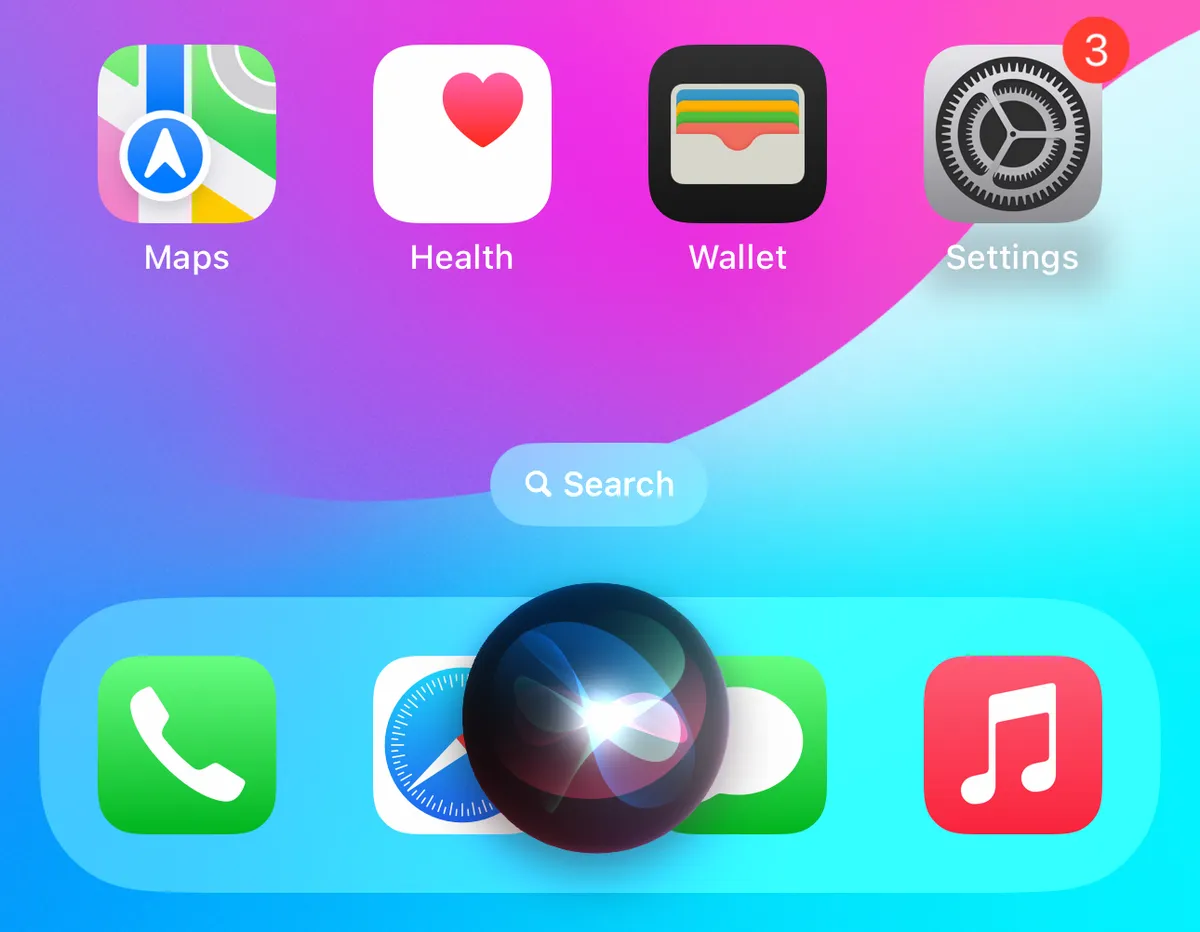  Närbild av en iPhone-skärmbild som visar Siri pulserande klot längst ner på skärmen.