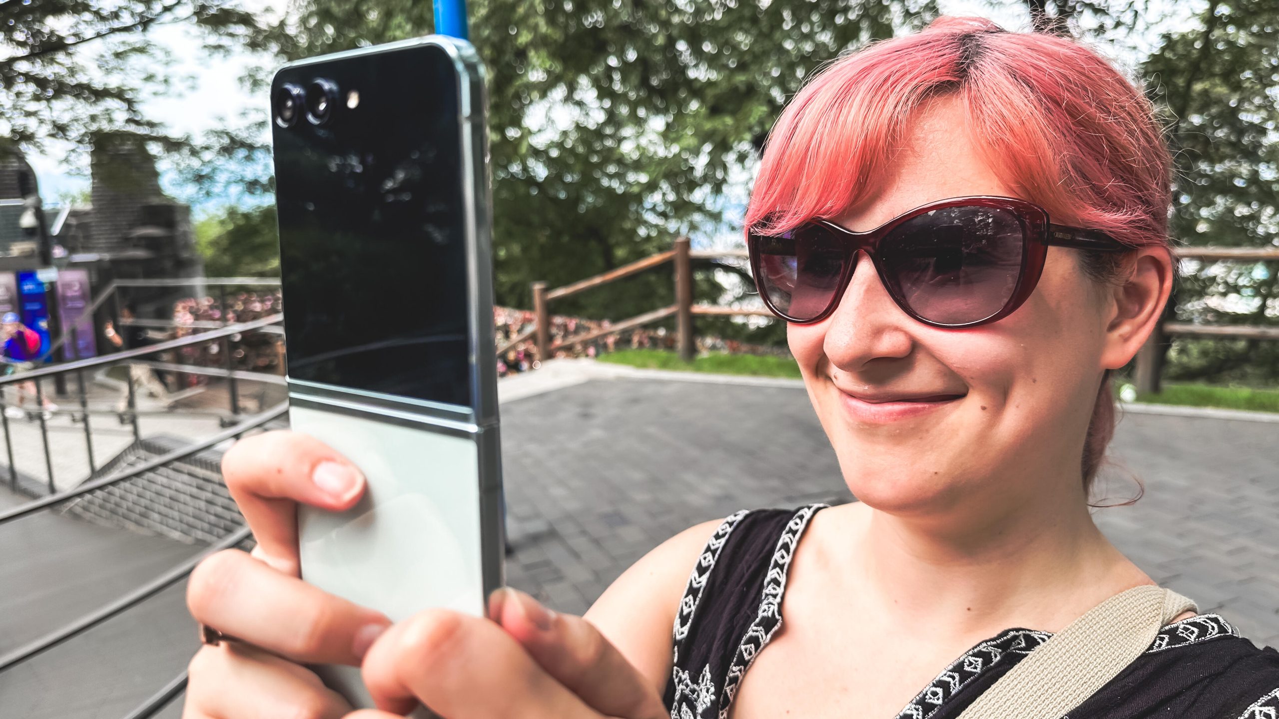 Fotografering och kameratest med en vikbar mobil