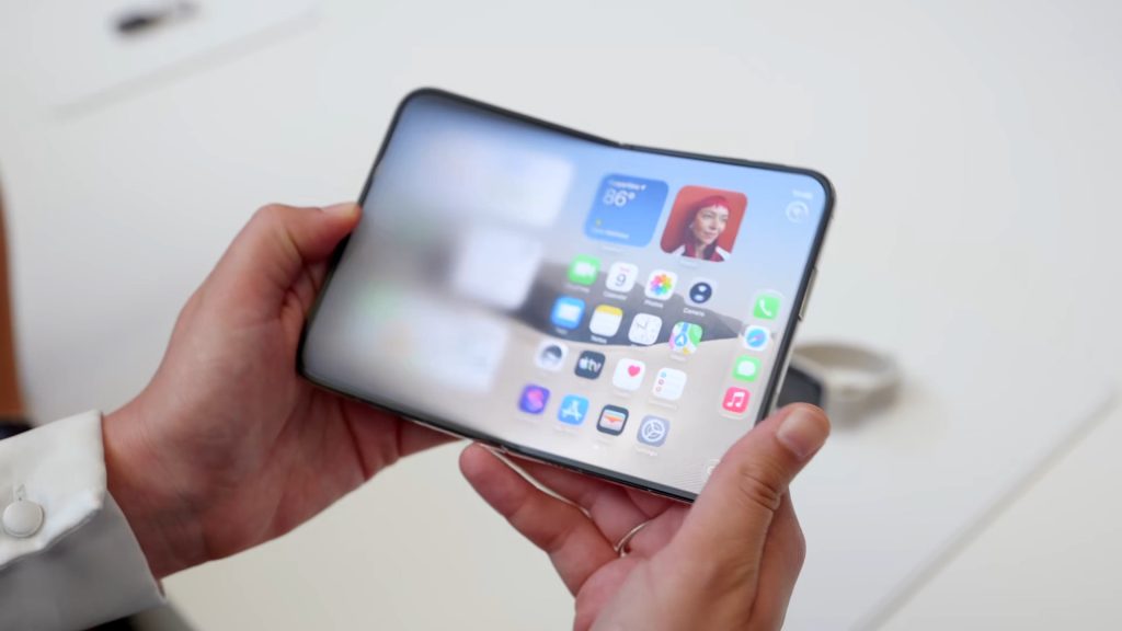 iPhone Duo visar sin skärmanimation när den viks upp