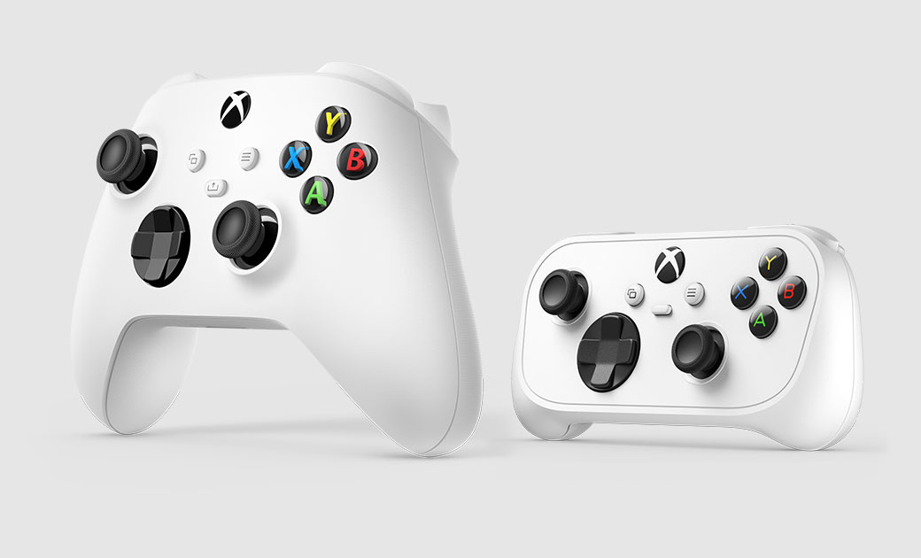 Xbox Nano handkontroll bredvid en Xbox-kontroll i standardstorlek